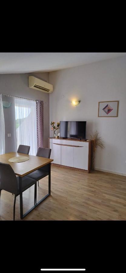 Guesthouse Villa Jurisic Новаля Екстер'єр фото