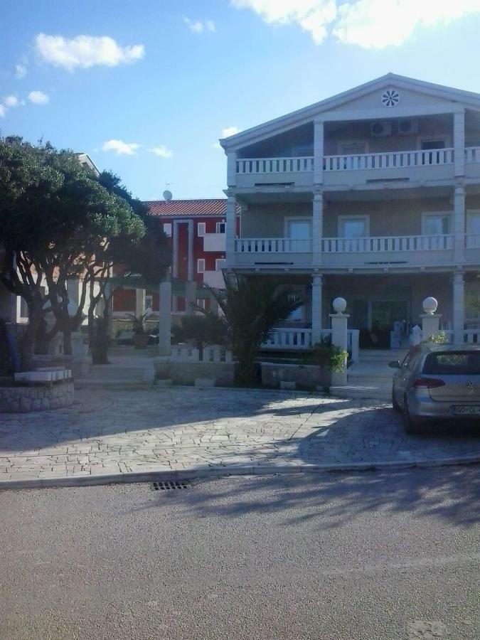 Guesthouse Villa Jurisic Новаля Екстер'єр фото